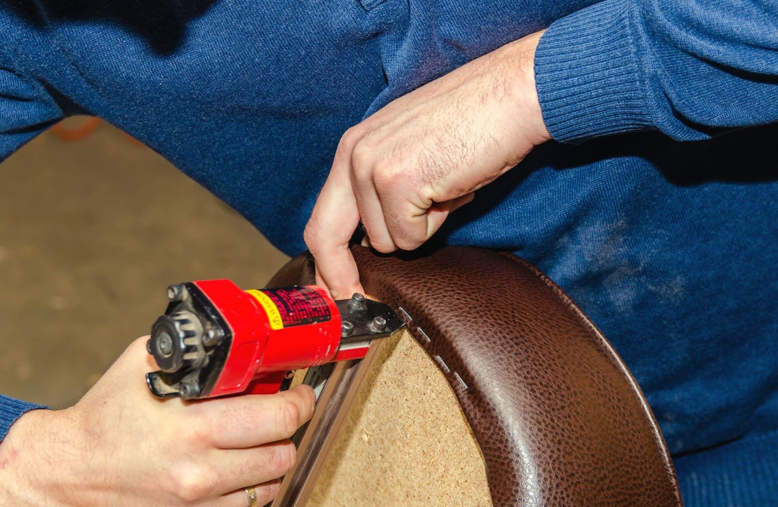 Capsator manual pentru tapițerie