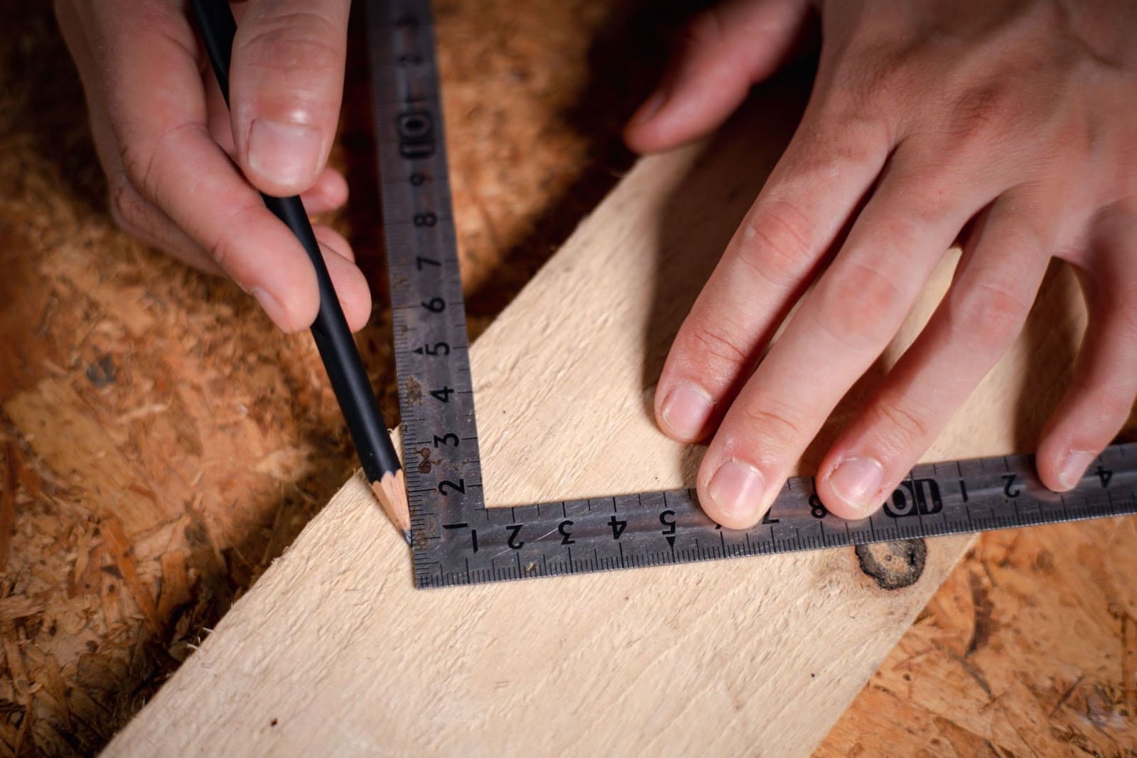 Echer de tâmplărie și creion