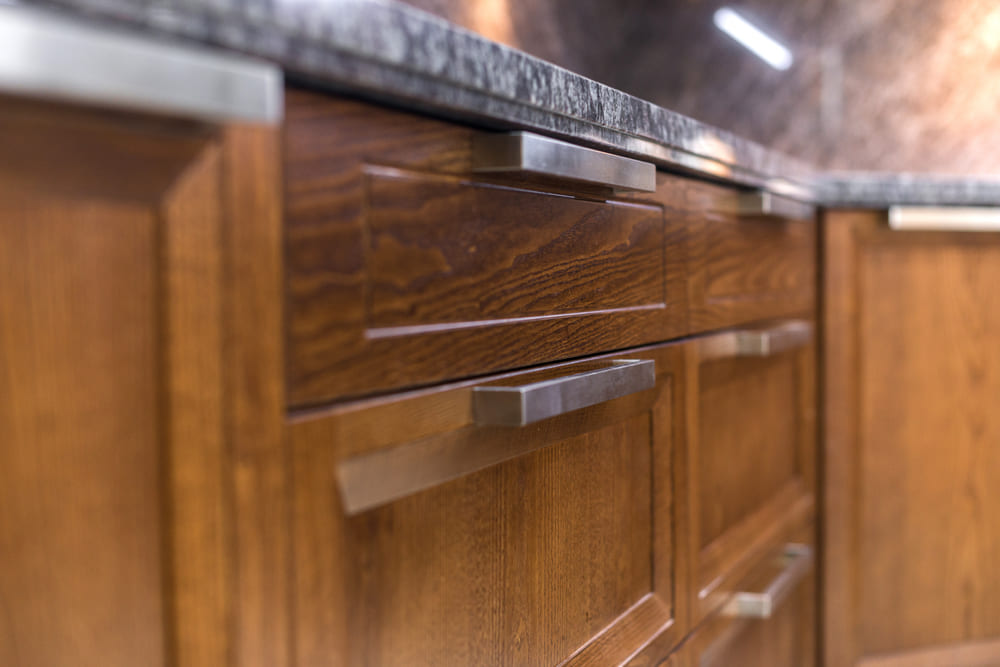 manere metalice verticale pentru sertarele bucatariei