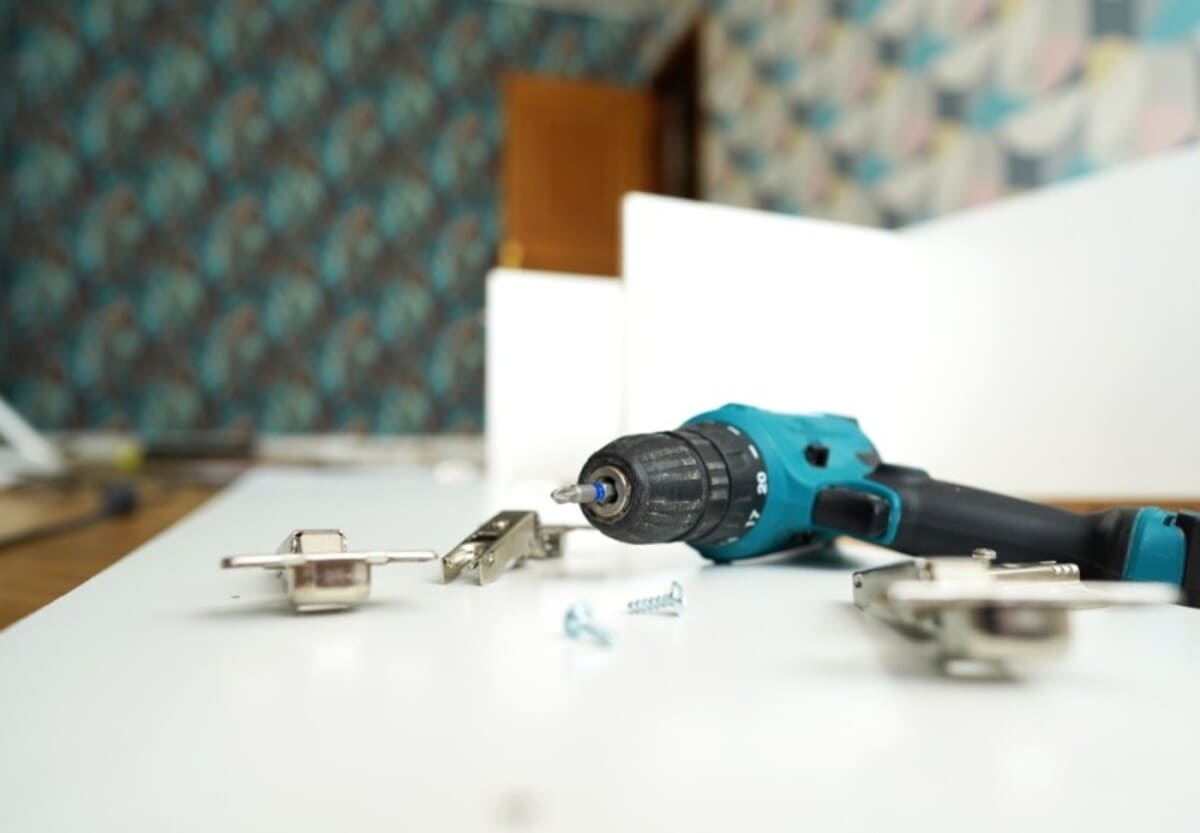 masina de insurubat cu diferite tipuri de balamale pentru mobila