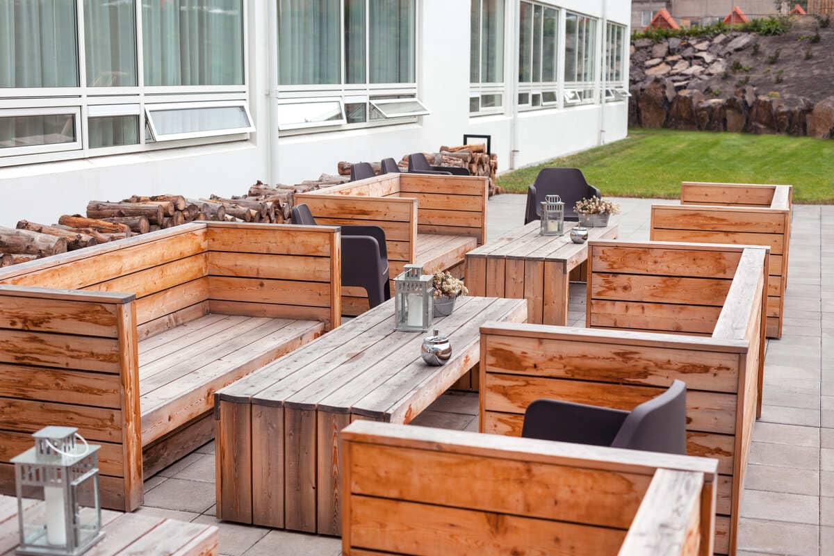 mobilier gradina realizat din paleti lemn si decoratiuni rustice