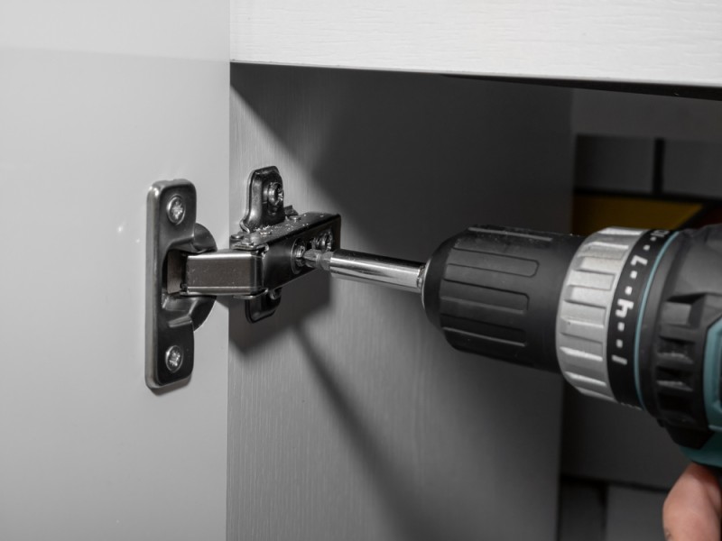 montarea unei balamale cu tehnologie soft close