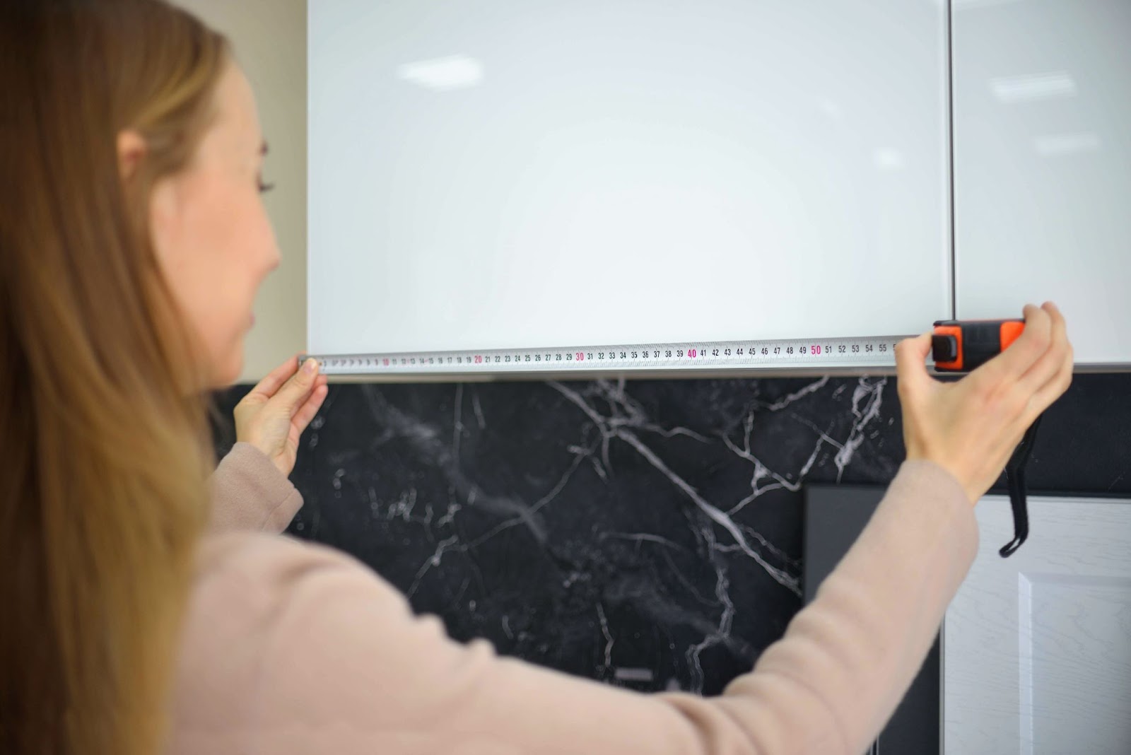 Măsoară distanța dintre găurile de fixare