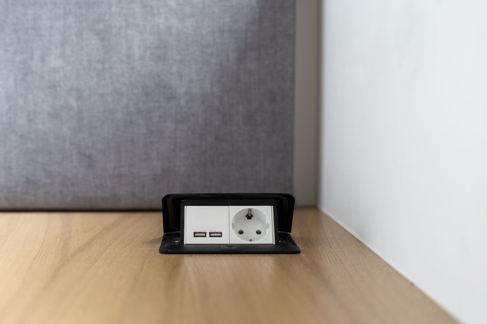 Priza încorporabilă în mobilier