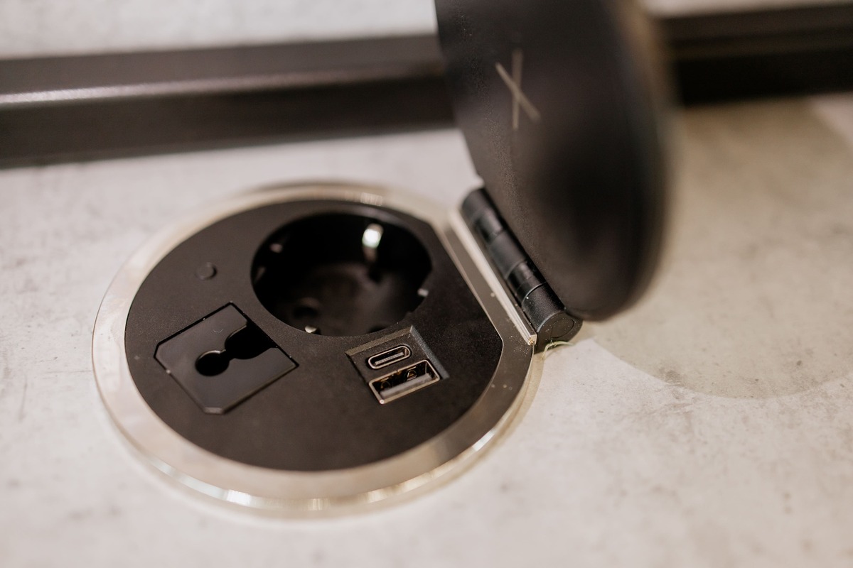 priza rotunda incorporabila cu usb si usb c in blat de bucatarie