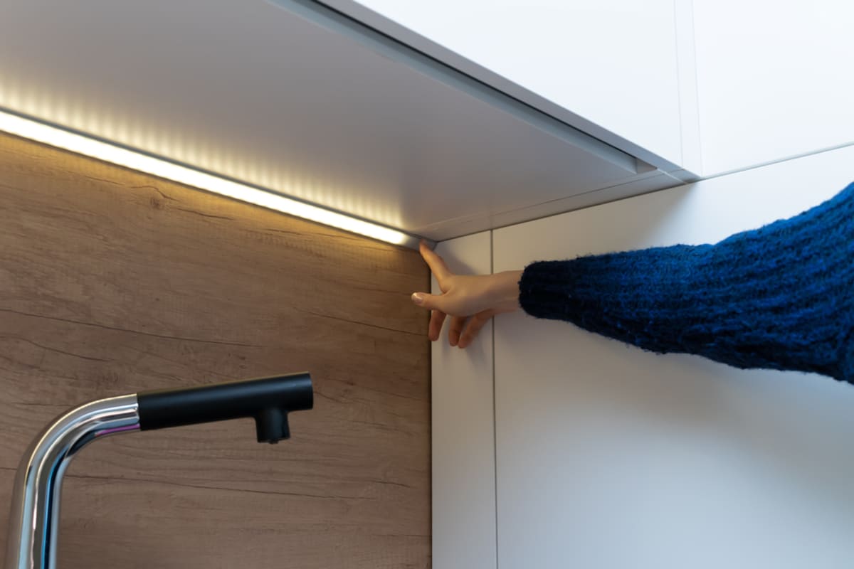 profil banda LED incastrat in mobila de bucatarie 