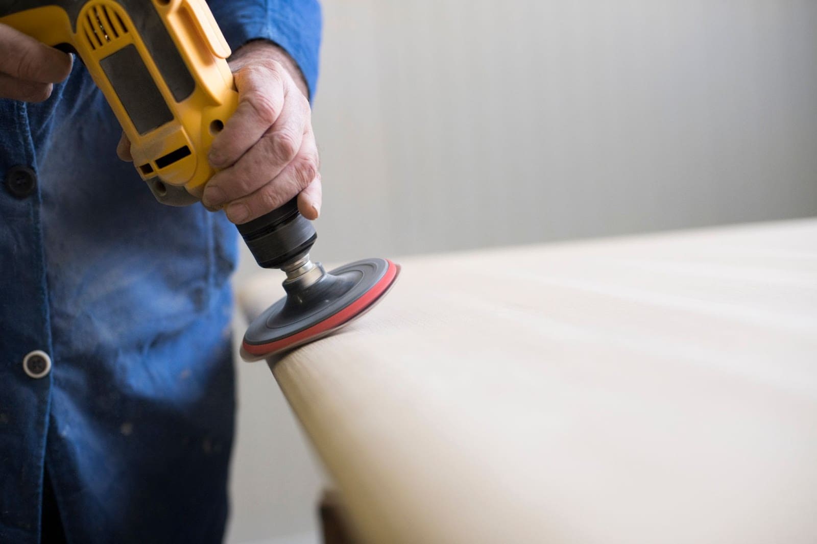 Mobilier personalizat: cum să alegi și să folosești sculele potrivite pentru detalii fine