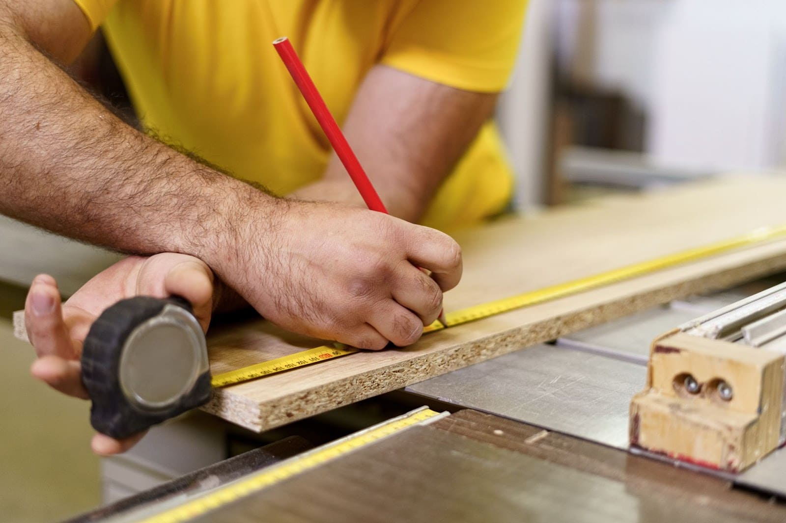 Tehnici și materiale utilizate în producția canturilor ABS pentru mobila