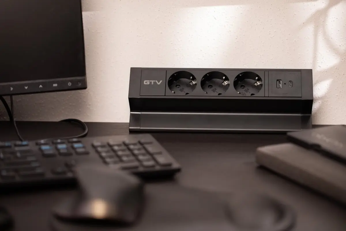 Priza birou BASCO 3 x Shucko, USB A + C, cablu 1.5 m, negru mat [6]