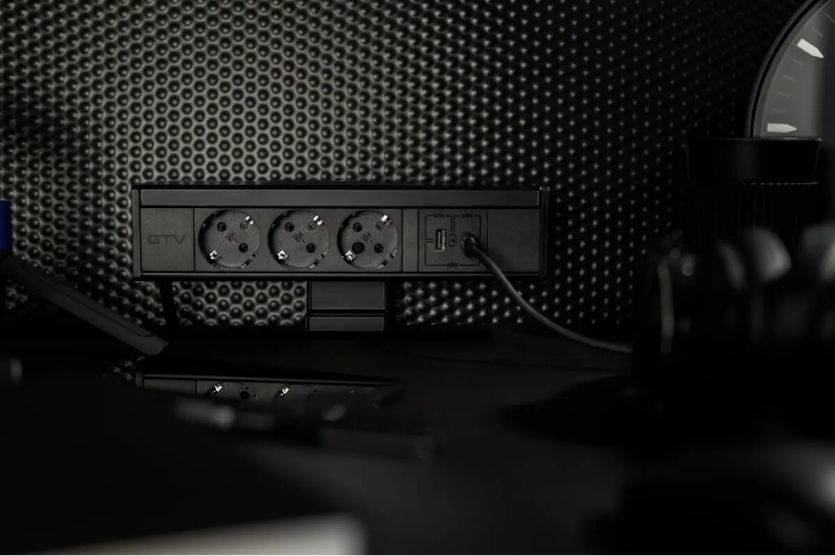 Priza birou NICO 3 x Shucko, USB A + C, cablu 1.5 m, negru mat [6]