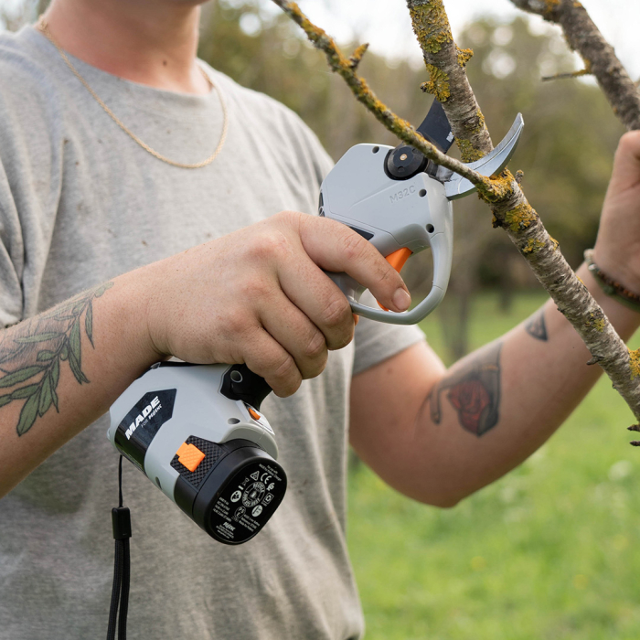 Foarfeca pentru vie si pomi Pellenc M32C, 2 acumulatori Li-Ion 14.4V, 2.6Ah, max. 32 mm [13]