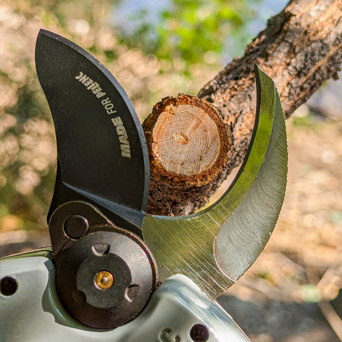 Foarfeca pentru vie si pomi Pellenc M32C, 2 acumulatori Li-Ion 14.4V, 2.6Ah, max. 32 mm [14]