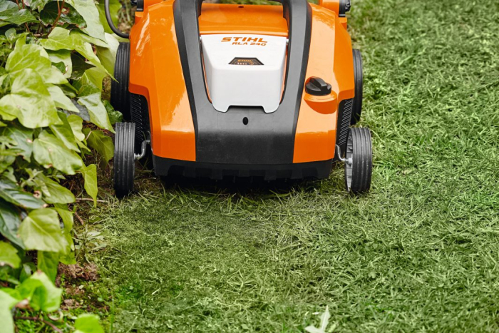 Scarificator si aerator gazon cu acumulator Stihl RLA 240, 36V, 34 cm, cos 50 L [8]