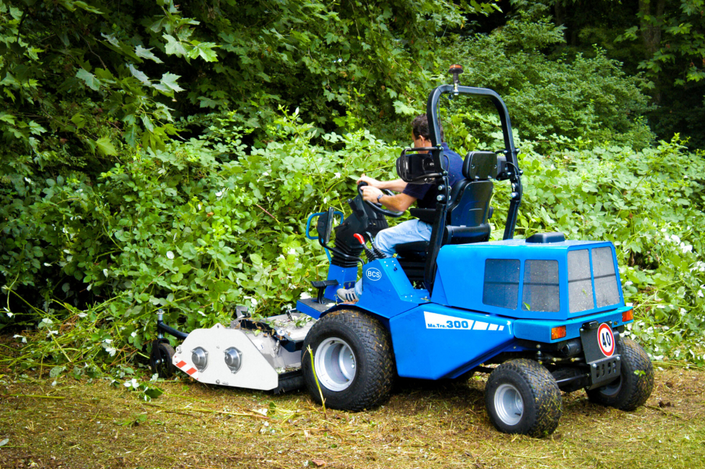 Tractoras de tuns si tocat vegetatie BCS MA.TRA 300, 26 CP, diesel, 140 cm, 4x4 [8]