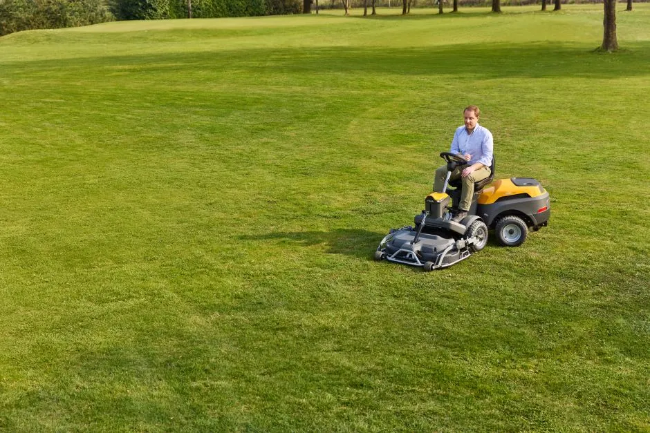 Tractoras cu masa frontala pentru tuns gazon STIGA PARK 500 W, 16 CP, benzina (fara masa de taiere) [14]