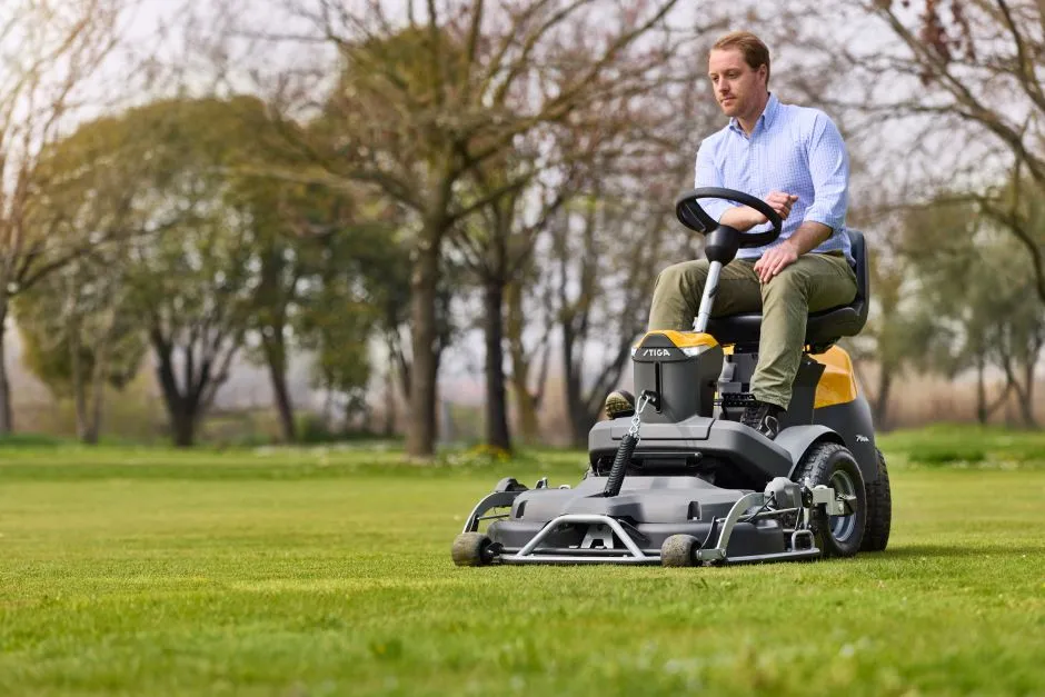 Tractoras cu masa frontala pentru tuns gazon STIGA PARK 500 W, 16 CP, benzina (fara masa de taiere) [15]