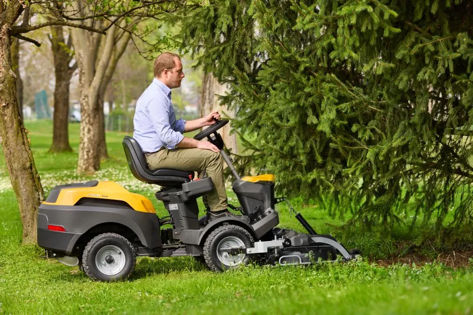 Tractoras cu masa frontala pentru tuns gazon STIGA PARK 500 WX 4WD, 16 CP, benzina (fara masa de taiere) [16]