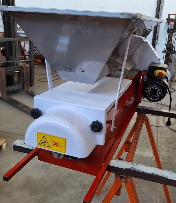 Zdrobitor cu desciorchinator, electric BAESSO Model 191 Semi-Inox, 750 W, 1500 kg/h [3]