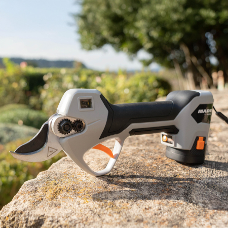 Foarfeca pentru vie si pomi Pellenc M32C, 2 acumulatori Li-Ion 14.4V, 2.6Ah, max. 32 mm [10]