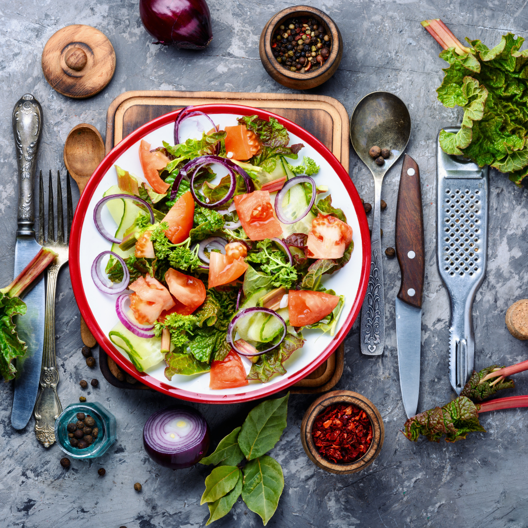 Salata de legume cu sos de lamaie si ulei de masline