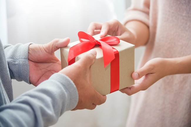 Idei de cadouri de Crăciun în funcție de relația cu cel căruia-căreia îi dăruiești