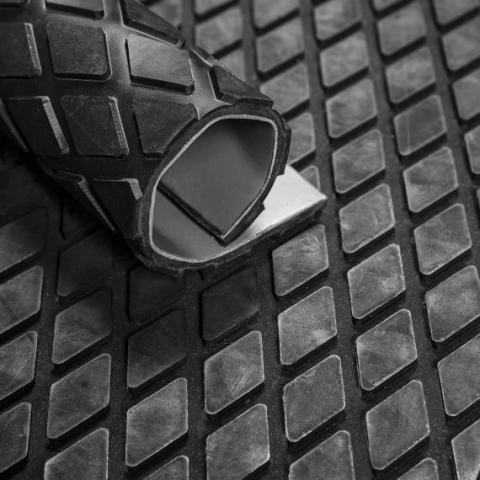 Placa cauciucare tamburi - Covor cauciucare tamburi, model mini diamant, 10mm grosime, 1500mm latime, cu strat autoaderizant