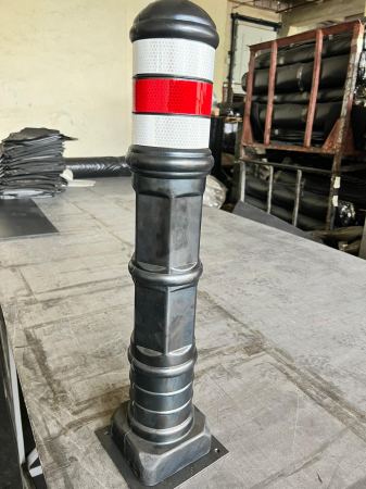Stalp pietonal din cauciuc, cu talpa metalica, 720mm [1]