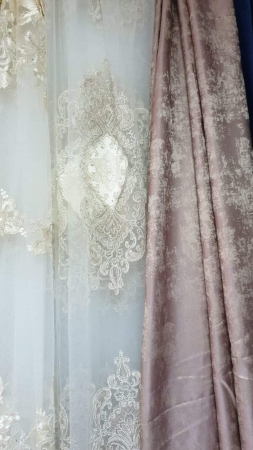 Perdea alba brodata  cu perlute și catifea crem