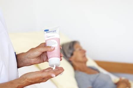 MoliCare Skin, защитен крем 200 мл, подпомага възстановяването на раздразнена кожа [1]