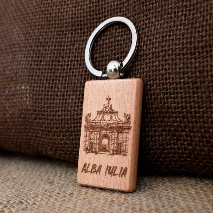 Breloc din lemn, suvenir, gravat, "Poarta a III-a" Cetatea Alba Carolina, Alba Iulia [3]