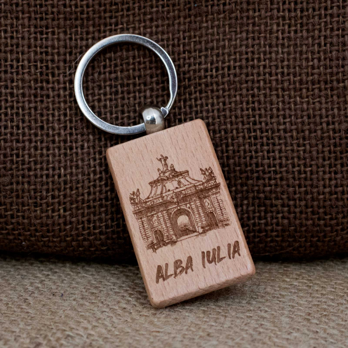 Breloc din lemn, suvenir, gravat, "Poarta a III-a" Cetatea Alba Carolina, Alba Iulia [2]