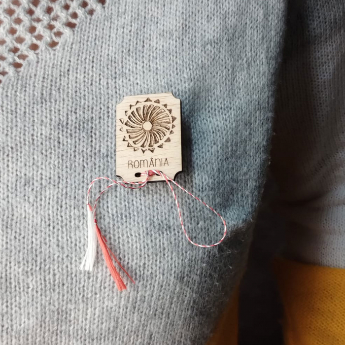 Martisor din lemn, gravat, cu inspiratie din folclorul romanesc [3]