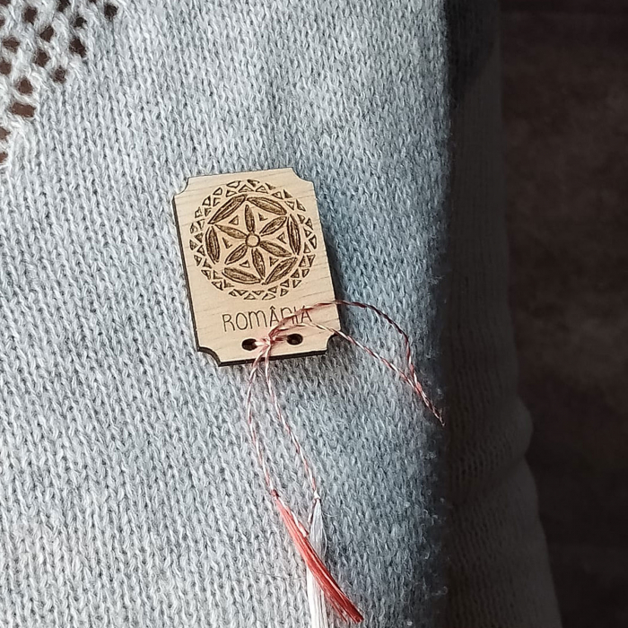 Martisor din lemn, gravat, cu inspiratie din folclorul romanesc [3]