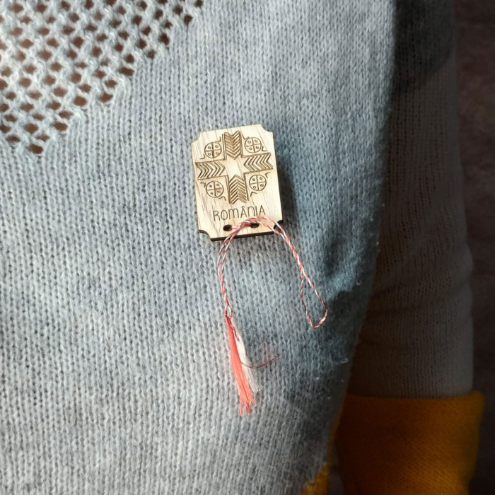 Martisor din lemn, gravat, cu inspiratie din folclorul romanesc [3]