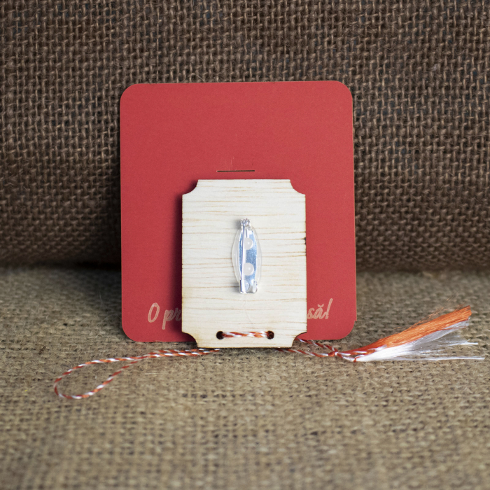 Martisor din lemn, gravat, cu inspiratie din folclorul romanesc [2]