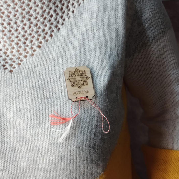 Martisor din lemn, gravat cu motive traditionale romanesti [3]