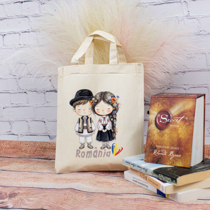 Sacosa din bumbac, suvenir, Româncuță și românaș – din România noastră, dimensiune 22 x 26 cm [4]