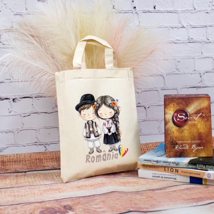 Sacosa din bumbac, suvenir, Româncuță și românaș – din România noastră, dimensiune 22 x 26 cm [3]