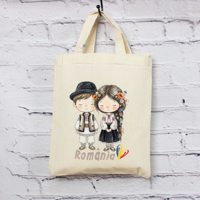 Sacosa din bumbac, suvenir, Româncuță și românaș – din România noastră, dimensiune 22 x 26 cm [5]