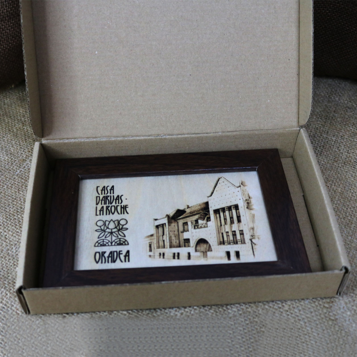 Tablou suvenir din lemn, gravat, Casa Darvas La Roche, Oradea, dimensiune 10 x 15 cm, rama inclusa [4]