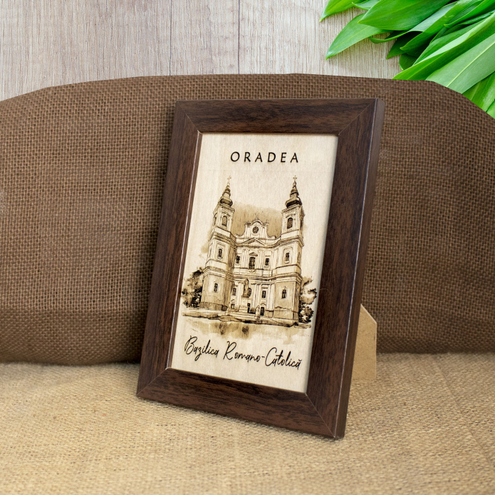 Tablou suvenir din lemn, gravat, "Bazilica Romano-Catlolica, Oradea", dimensiune 10/15 cm, rama inclusa [2]