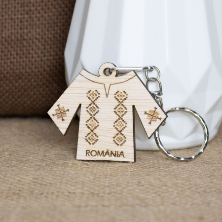 Romania - Breloc suvenir din lemn, gravat, IE romaneasca, Romania