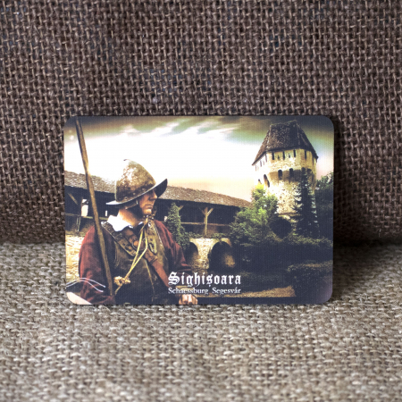 Sighisoara - Magnet de frigider din lemn, acuarela, "Cavaler aparand Turnul Cositorarilor - Cetatea Sighisoara"