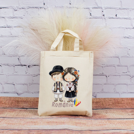 Sacosa din bumbac, suvenir, Româncuță și românaș – din România noastră, dimensiune 22 x 26 cm