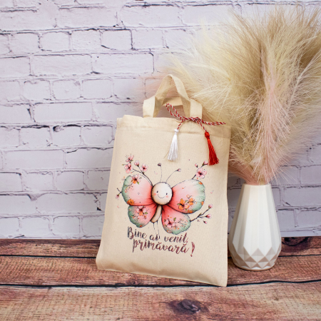 Sacosa martisor - Sacoșă mărțișor textilă din bumbac, 22 × 26 cm – Fluturaș "Bine ai venit primavara"