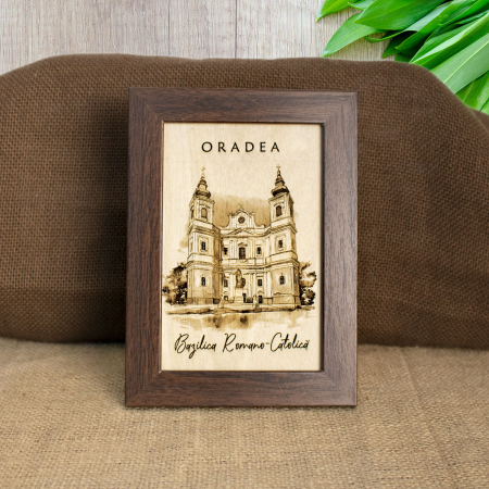 Tablouri gravate - Tablou suvenir din lemn, gravat, "Bazilica Romano-Catlolica, Oradea", dimensiune 10/15 cm, rama inclusa