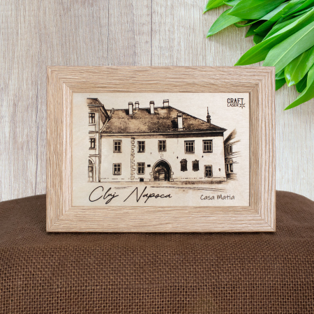 Tablou suvenir din lemn, gravat, Casa Matia, Cluj Napoca, dimensiune 10/15, rama inclusa