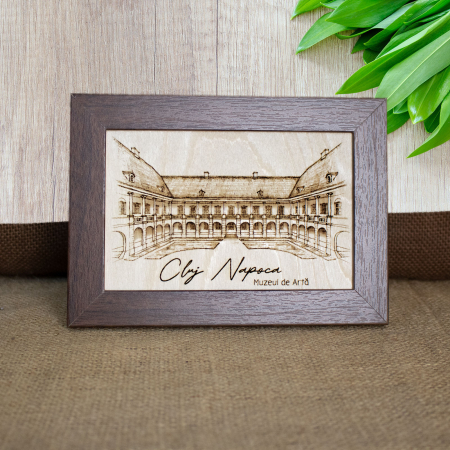 Muzeul de Arta Cluj Napoca - Tablou suvenir din lemn, gravat, Curtea Interioara Muzeul de Arta Cluj Napoca, dimensiune 10/15, rama inclusa