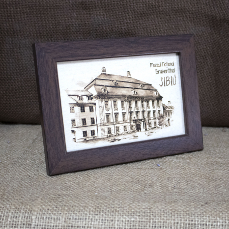 Tablou suvenir din lemn, gravat, Muzeul National Brukenthal Sibiu, dimensiune 10 x15 cm, rama inclusa [1]