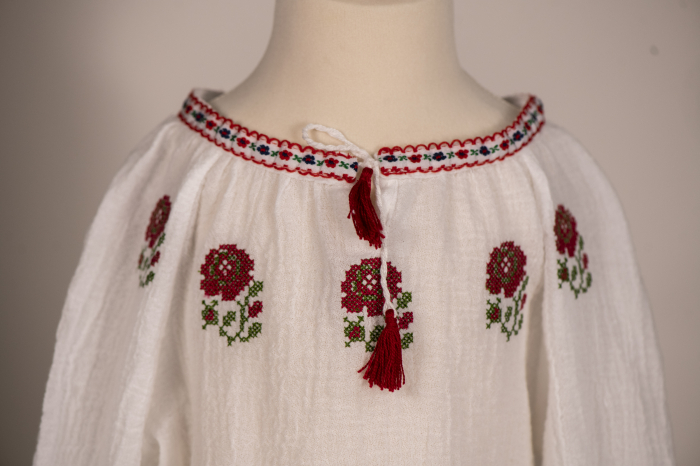 Ie traditionala fete - Trandafiri rosii [2]